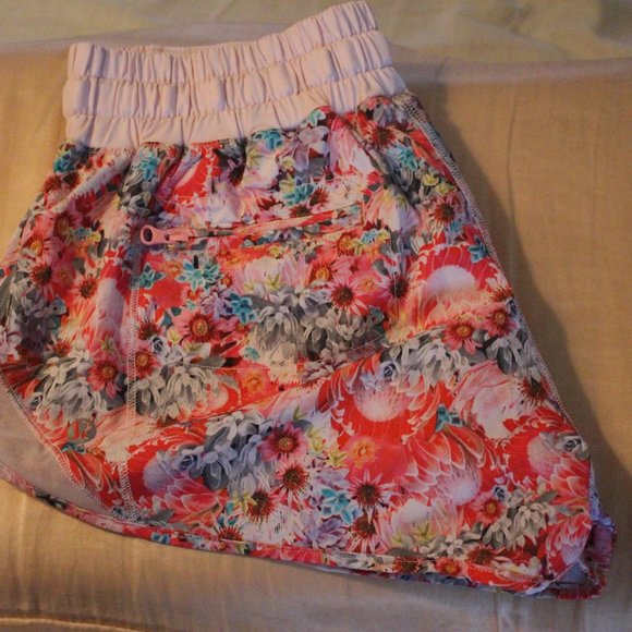 New LULULEMON  Hottie Hot Shorts - Picture 2 of 2